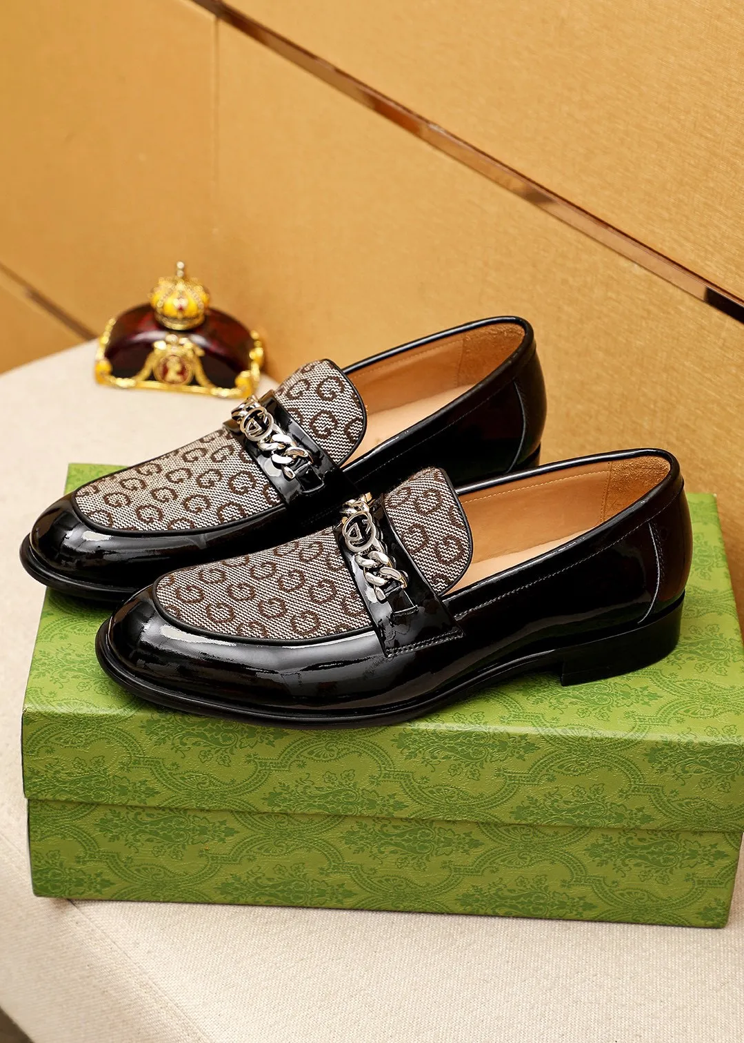 Men's shoes 💰460 💐 Product trademark: GUCCI "Gucci" casual leather shoes Regular size: 38-44 (45.46.47🉑️customized) Product materials: Selected imported first-layer calfskin upper + classic hardware buckle, imported cowhide leather lining. Strong three-dimensional visual effect, combined outsole Color: 1⃣️color optional